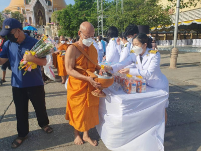 พิธีเจริญพุทธมนต์ ทำบุญตักบาตร และวางพานพุ่มดอกได้สด ... พารามิเตอร์รูปภาพ 1