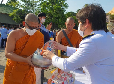 พิธีเจริญพุทธมนต์ ทำบุญตักบาตร และวางพานพุ่มดอกได้สด ... พารามิเตอร์รูปภาพ 4