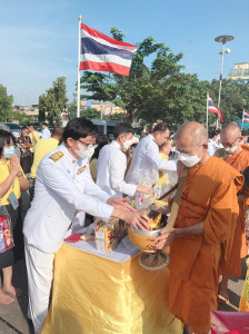 พิธีวางพวงมาลา และทำบุญตักบาตรพระสงฆ์ จำนวน 89 รูป ... พารามิเตอร์รูปภาพ 1