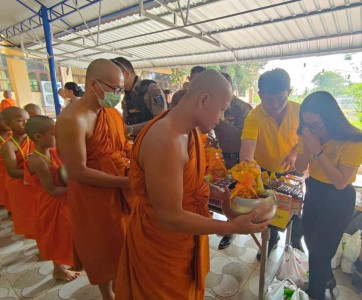 พิธีทำบุญตักบาตรโครงการบรรพชาสามเณรภาคฤดูร้อน ... พารามิเตอร์รูปภาพ 1