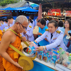 พิธีเจริญพระพุทธมนต์และทำบุญตักบาตรพระสงฆ์ 99 รูป ... พารามิเตอร์รูปภาพ 1