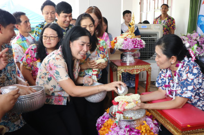 ร่วมพิธีรดน้ำขอพร ผู้ว่าราชการจังหวัดนครปฐม ... พารามิเตอร์รูปภาพ 1