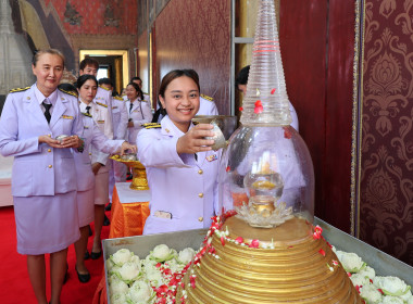 พิธีเชิญเครื่องราชสักการะซึ่งทรงพระราชอุทิศถวายเป็นพุทธบูชา ... พารามิเตอร์รูปภาพ 10
