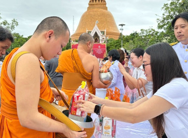 พิธีเจริญพระพุทธมนต์และทำบุญตักบาตรถวายพระราชกุศล ... พารามิเตอร์รูปภาพ 12